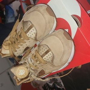 Wheat Air Huaraches (Unisex) but men's shoes. Fit women's size 9-10 comfortably.